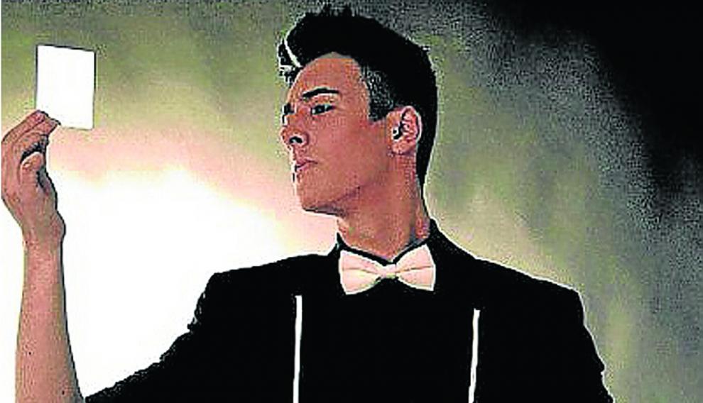 D’Albéniz es un joven artista multidisciplinar, que mezcla elegancia y magia.