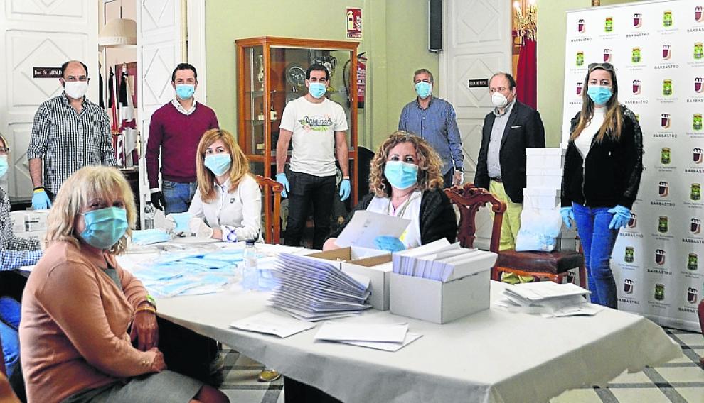 El grupo de concejales del Ayuntamiento de Barbastro preparando el reparto de mascarillas.