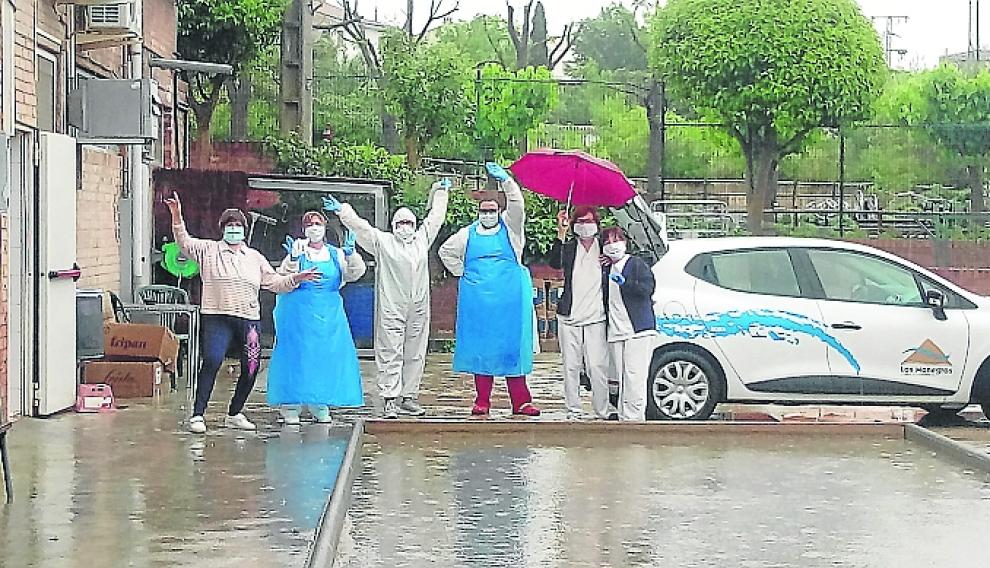 La Unidad Militar de Emergencias (UME), desinfectando una de las residencias monegrinas.