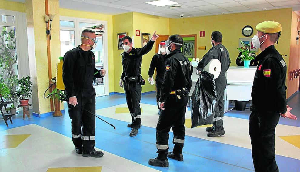 La Unidad Militar de Emergencias (UME), desinfectando una de las residencias monegrinas.