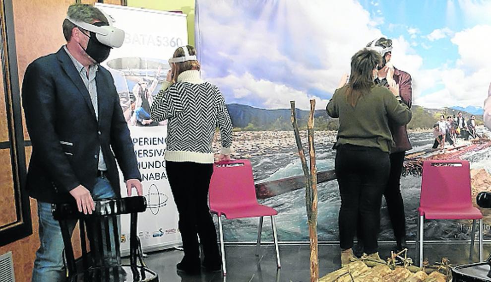 El consejero Soro, a la izquierda, visitó la exposición Nabatas360 enmarcada en Espiello.