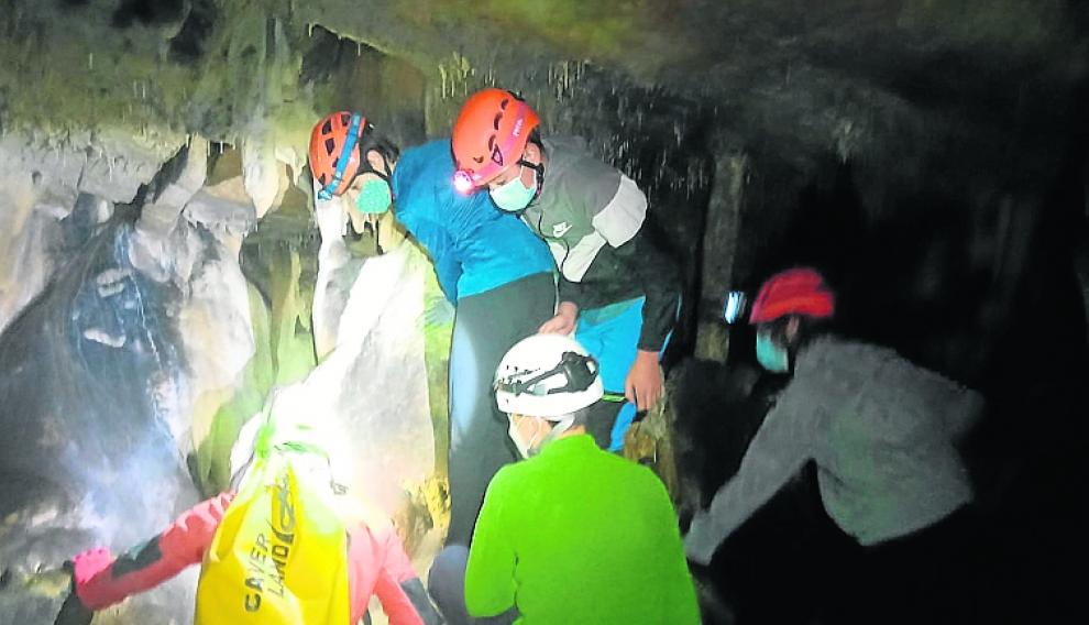 La sección juvenil de Club Atlético Sobrarbe recibió una clase de espeleología el pasado sábado.