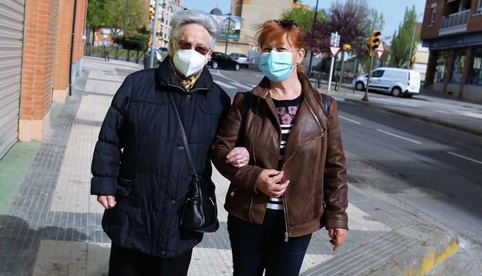 Julia, con su hija Dolores, de camino del café de cada mañana en El Punto, donde acude diariamente desde hace más de veinte años.