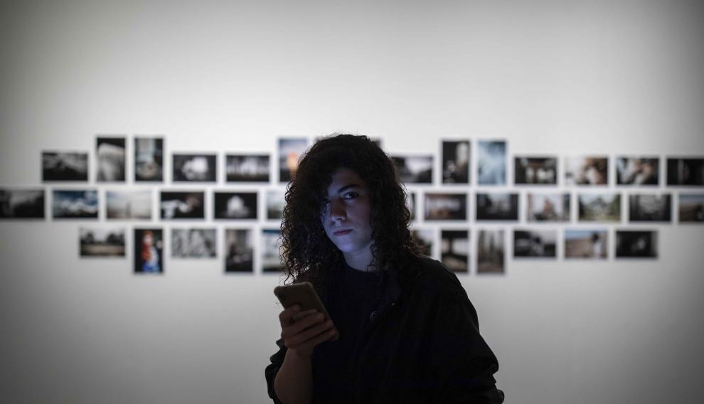 Ana Escario, delante de las fotografías que exhibe en la muestra.