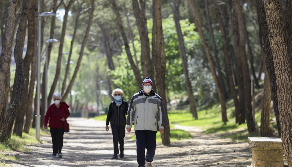 Algunos oscenses se han acercado a pasear por el cerro como un día normal.