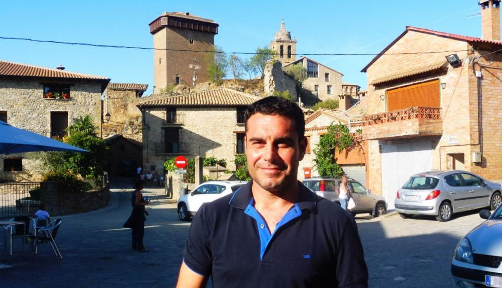 Javier Labat, alcalde de Abizanda, en la plaza de la localidad sobrarbense