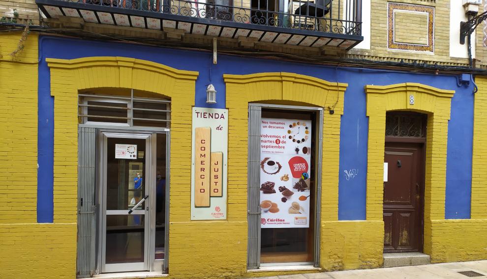Fachada de la tienda de Comercio Justo de Cáritas Huesca.
