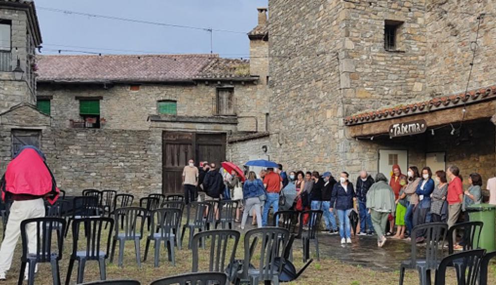 El público corrió a guarecerse durante la tormenta