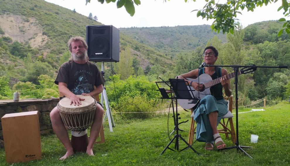 Entre otras actividades, la muestra ha contado con la actuación musical de Alicia Canguero.