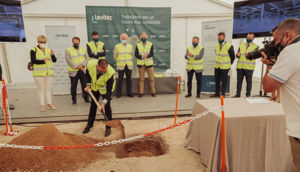 El presidente de Levitec Huesca da una palada en la puesta de la primera piedra de la instalación.