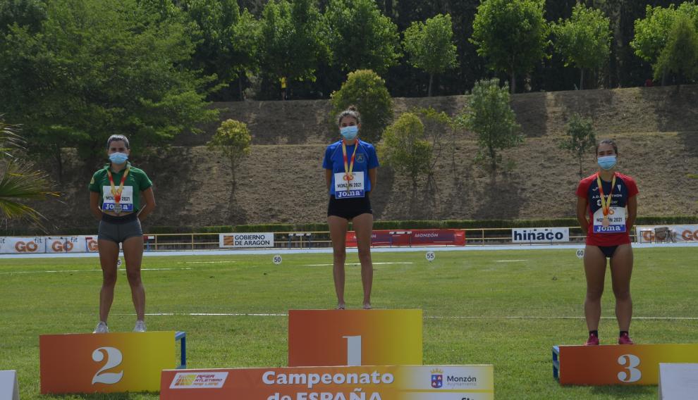 Eva Rico, en el podio de la prueba de marcha.