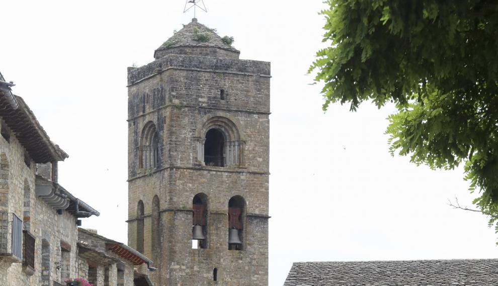 Turistas en el casco histórico de Aínsa