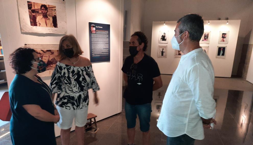 Autoridades y responsables de la exposición, en la inauguración.