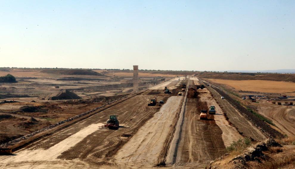 Trabajos de construcción el dique oeste del embalse de Almudévar.