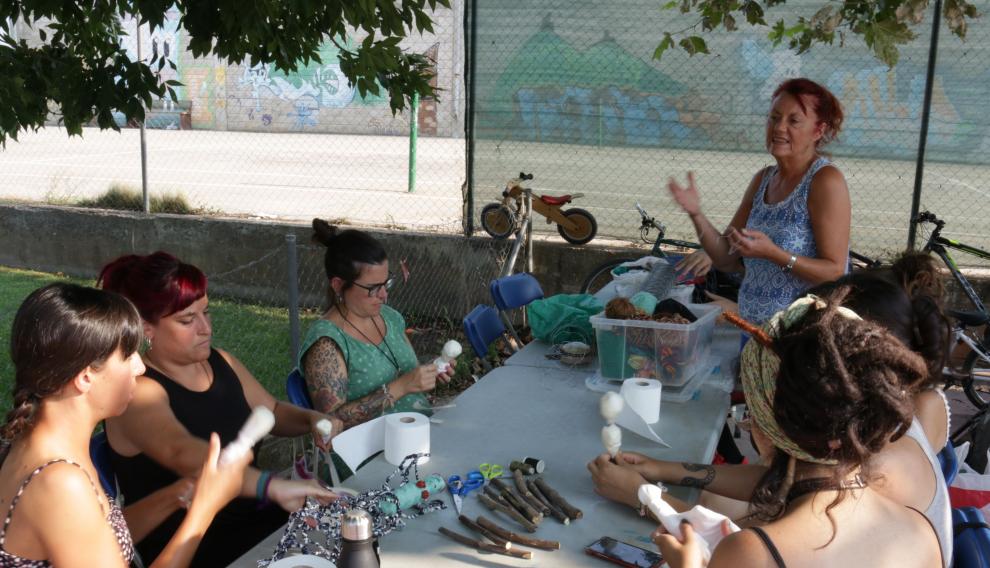 Participantes en el taller de crisálidas de papel.