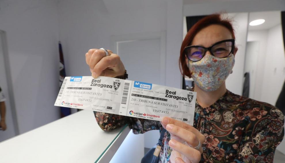 Una seguidora del Huesca muestra su entrada para el derbi.