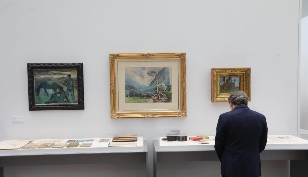 Además de obras, en la muestra también hay documentos y objetos.
