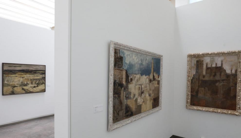 En algunos cuadros aparecen lugares de la provincia como la Catedral de Huesca (derecha).