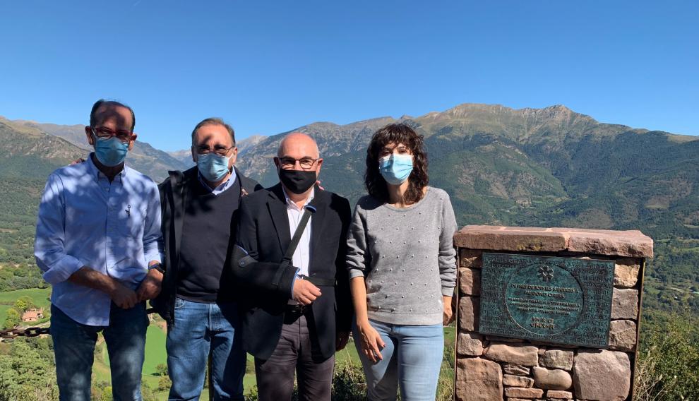 Miembros del equipo de oncología del Val d’Hebrón, junto a la placa.