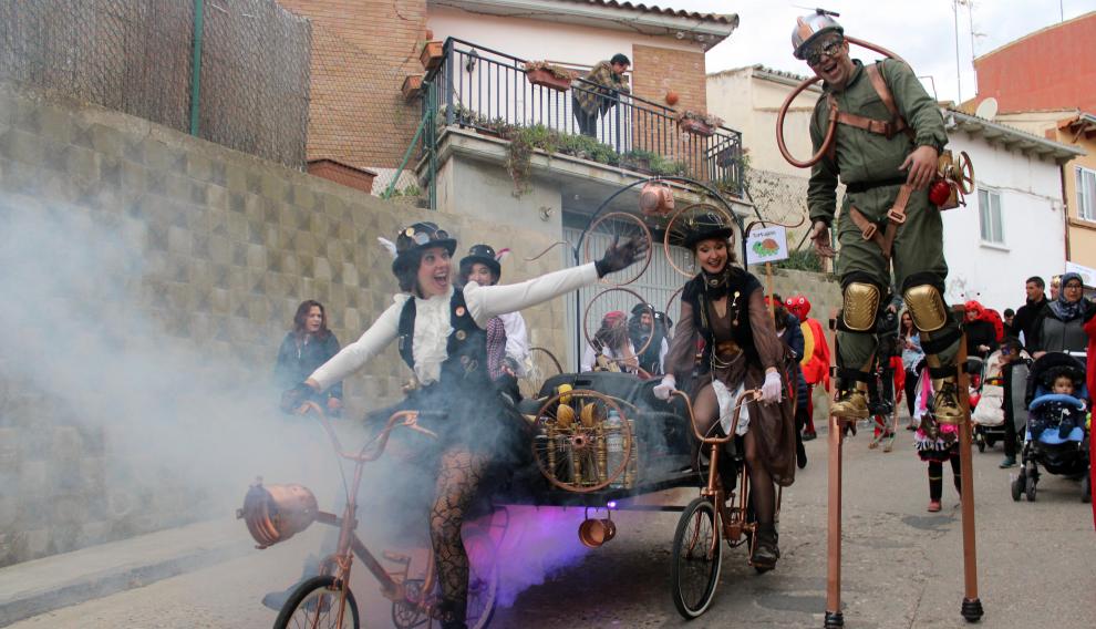 Berta Gascón, en primer término, en uno de los espectáculos realizados por la compañía ARTmosfera en Sariñena.