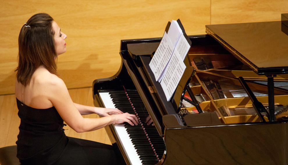 La monegrina interpretando una pieza musical.