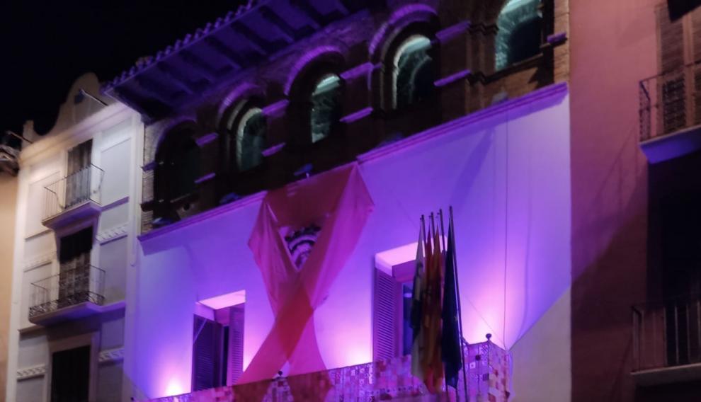 Fachada de la Casa Consistorial de Graus iluminada con color rosa para concienciar sobre el cáncer.