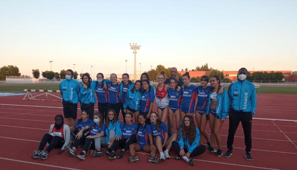 El equipo femenino de Hinaco Monzón, este sábado en Sagunto.