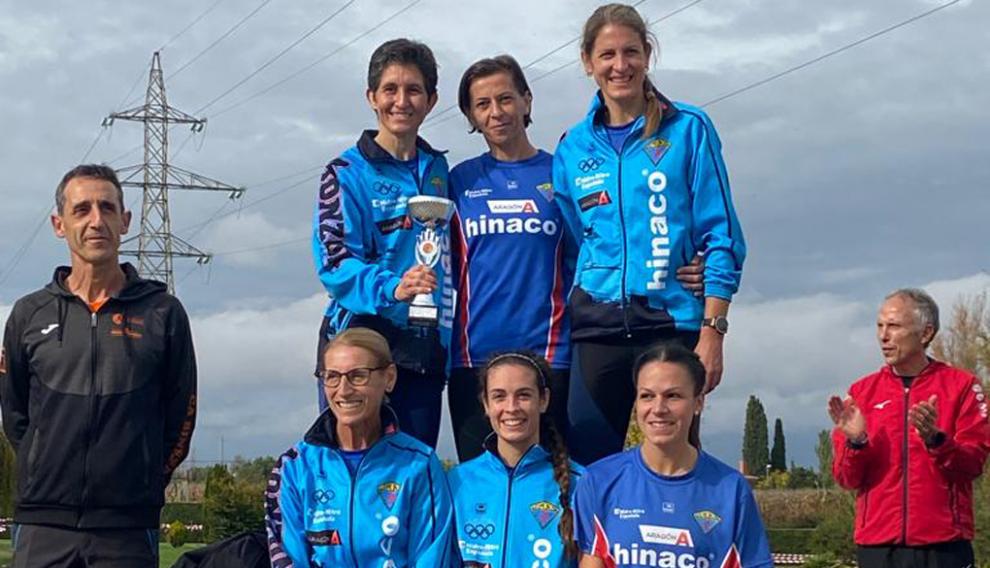 El equipo absoluto femenino de Hinaco, campeón.