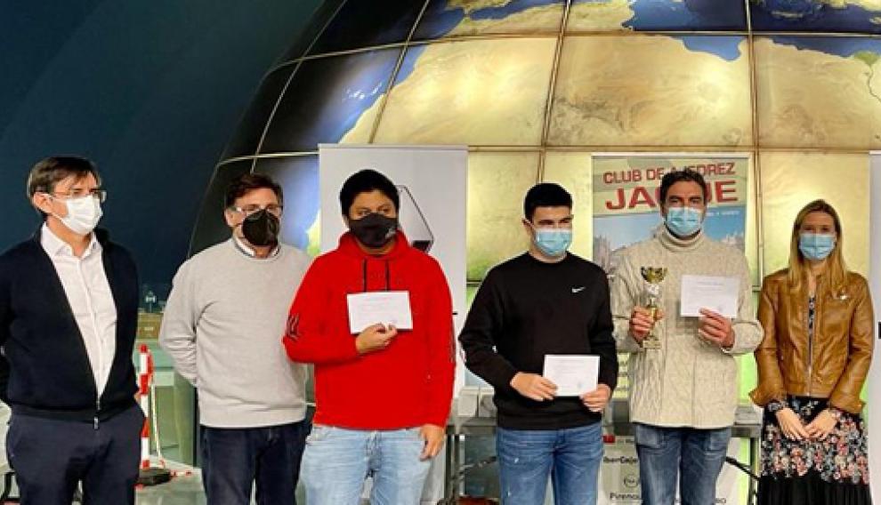 Los tres primeros del torneo Ciudad de Huesca en la entrega de premios.