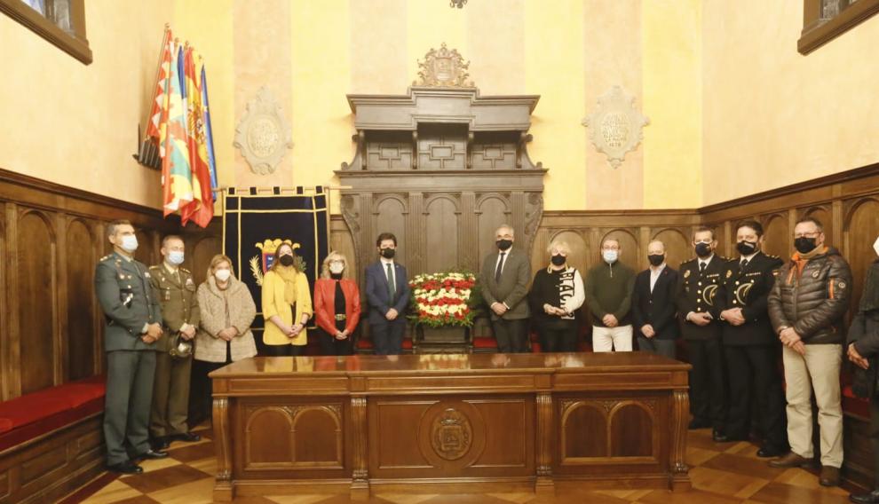 Autoridades asistentes al acto que se ha celebrado esta mañana en el Ayuntamiento de Huesca.