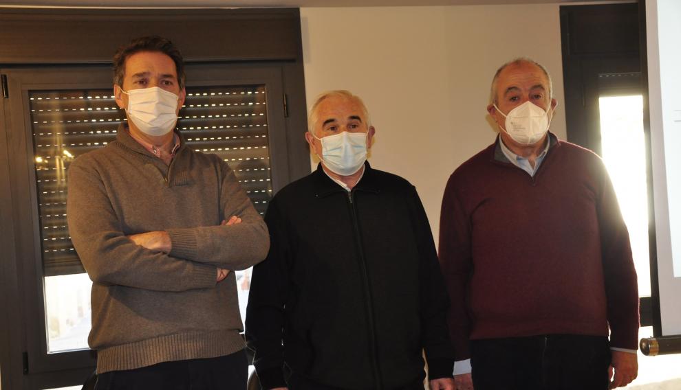 Marcos Lera, Fernando Jordán y Ramón Botín, al presentar la campaña de Navidad de Cáritas, en la Casa Diocesana de Jaca.