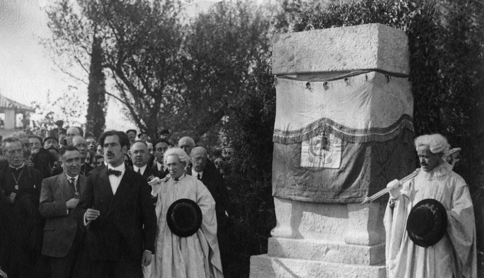 En 1925, Acín inauguró en Las Miguelas su monumento al gran geólogo oscense Lucas Mallada.