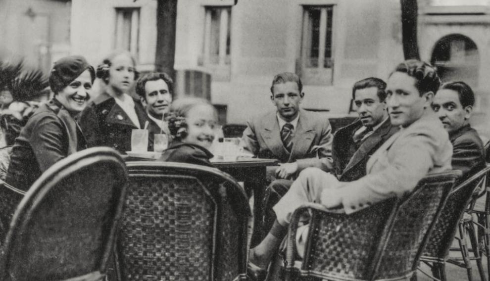 La familia Acín en Madrid con el pintor Corrales, Gil Bel, García Lorca y, en primer plano, el escultor García Condoy.