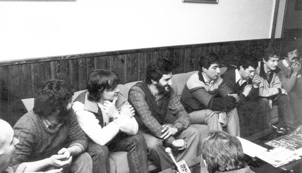 En el centro de la imagen, José María Fumanal, junto con otros jóvenes del pueblo que impulsaron la caravana.