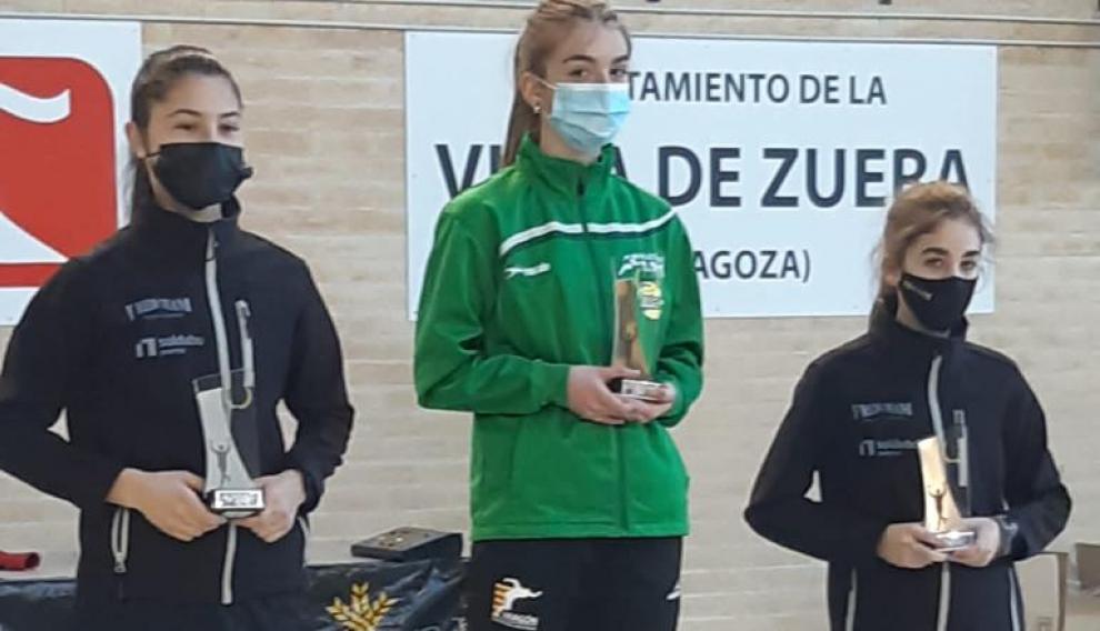 Sara Latorre, en el centro, campeona Sub-16 de marcha.