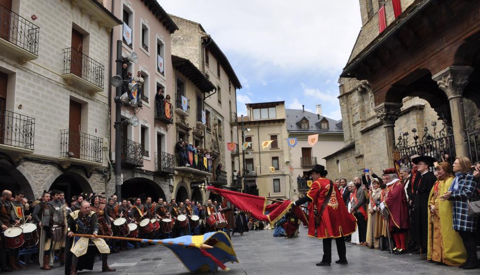 Saludo de banderas entre el cortejo histórico y el síndico en el exterior de la Catedral.