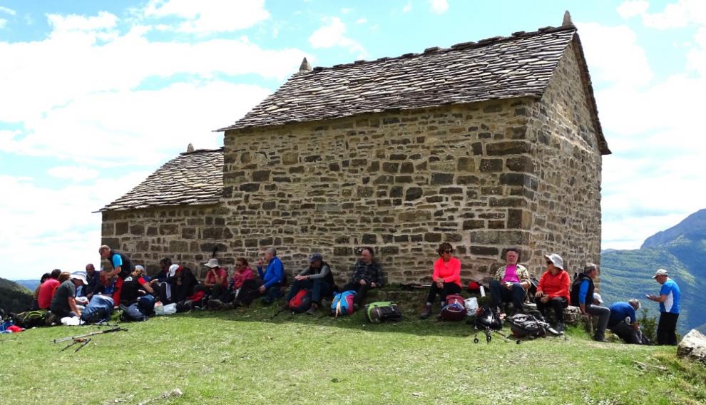 El grupo junto a la ermita de San Mamés.