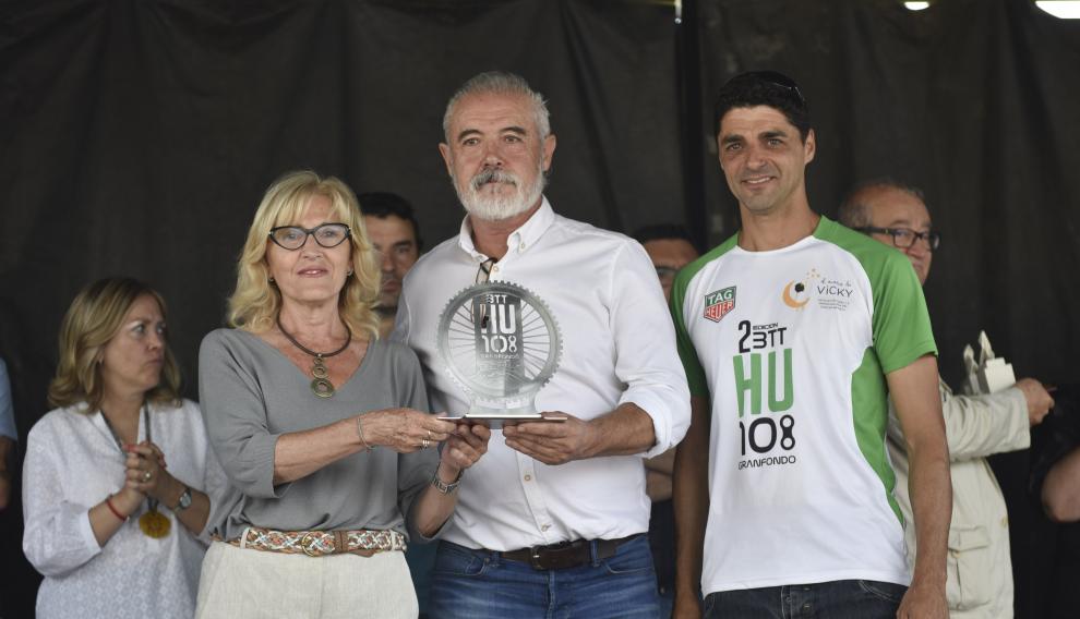 Premio de los organizadores a Juan Carlos Nájera, director de la Orbea Monegros