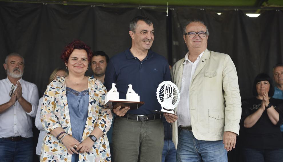 Javier Guillén, director de la Vuelta a España, con los galardones que se le entregaron