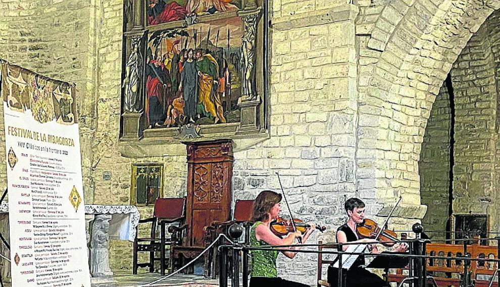 La catedral de Roda de Isábena acogió el sábado la actuación de Assumpta Pons, al violín, y Rocío Gómez, a la viola.