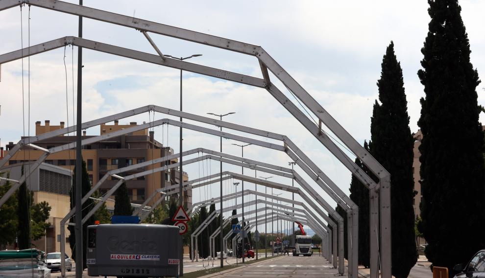 La avenida Monegros ya se ha desprendido de las lonas verdes y blancas que protegían del sol en este entorno.