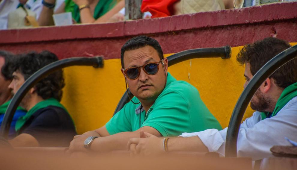 Alberto García tras uno de los burladeros del callejón siguiendo una de las corridas.