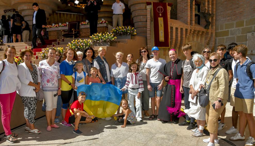 El obispo de Vitoria, Juan Carlos Elizalde, posa junto al grupo de ucranianos que asistió a la celebración.