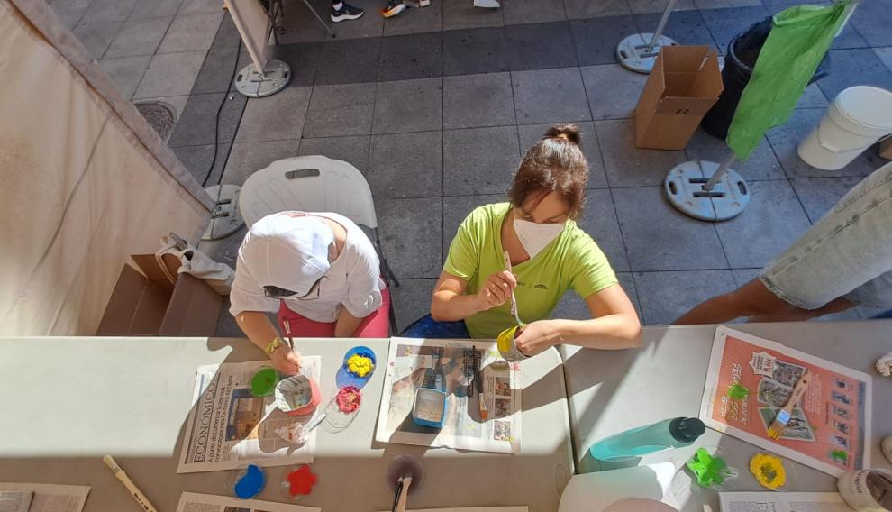 Actividad medioambiental, en la Plaza López Allué, con la participación de estudiantes, personas voluntarias de distintas entidades y alumnado del Ceip El Parque.