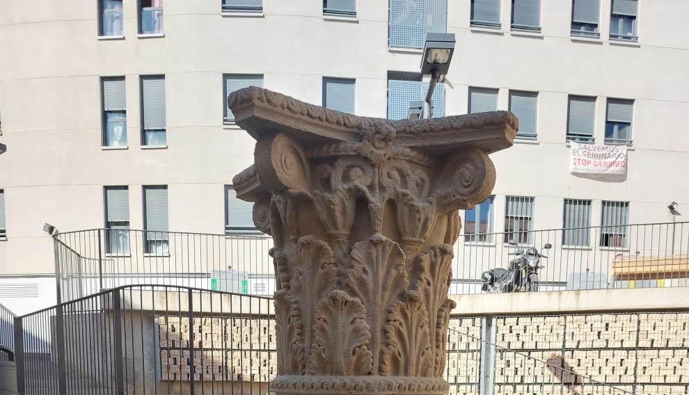 La réplica del capitel corintio tiene unas dimensiones de 80x50 centímetros y un peso de unos 300 kilos.