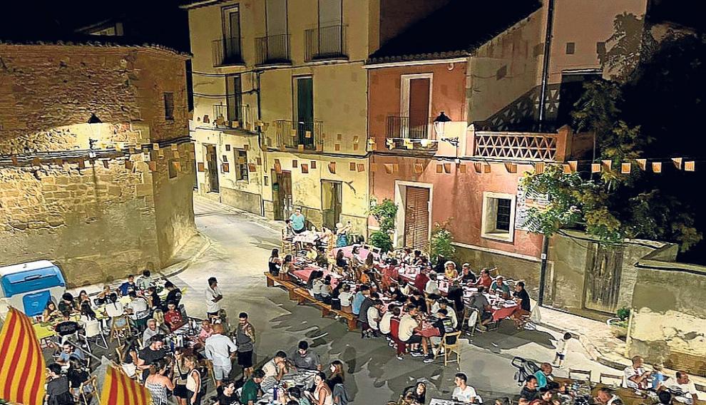 Los vecinos en la cena popular de las fiestas, que celebran para el 15 de agosto.
