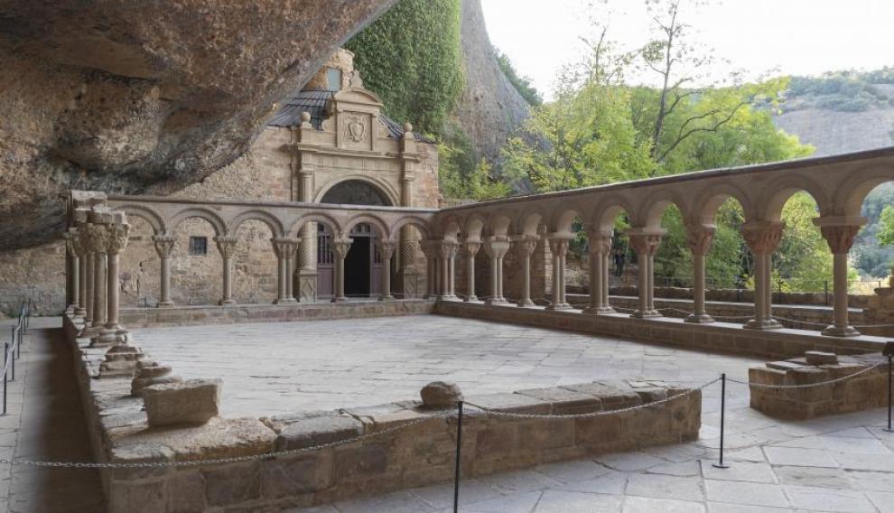Finalizados los trabajos de restauración de las arquerías del claustro de San Juan de la Peña.