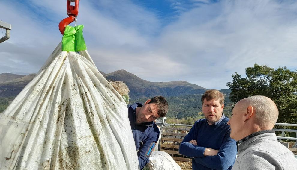 Un camión equipado traslada los plásticos agrícolas y envases desde las mismas explotaciones.