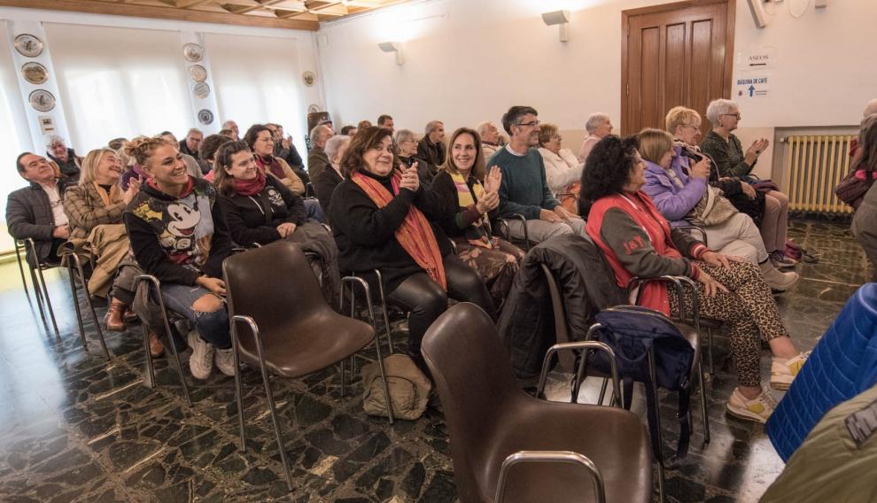 Público que se congregó en el salón de actos del Ayuntamiento de Ayerbe para seguir la charla.