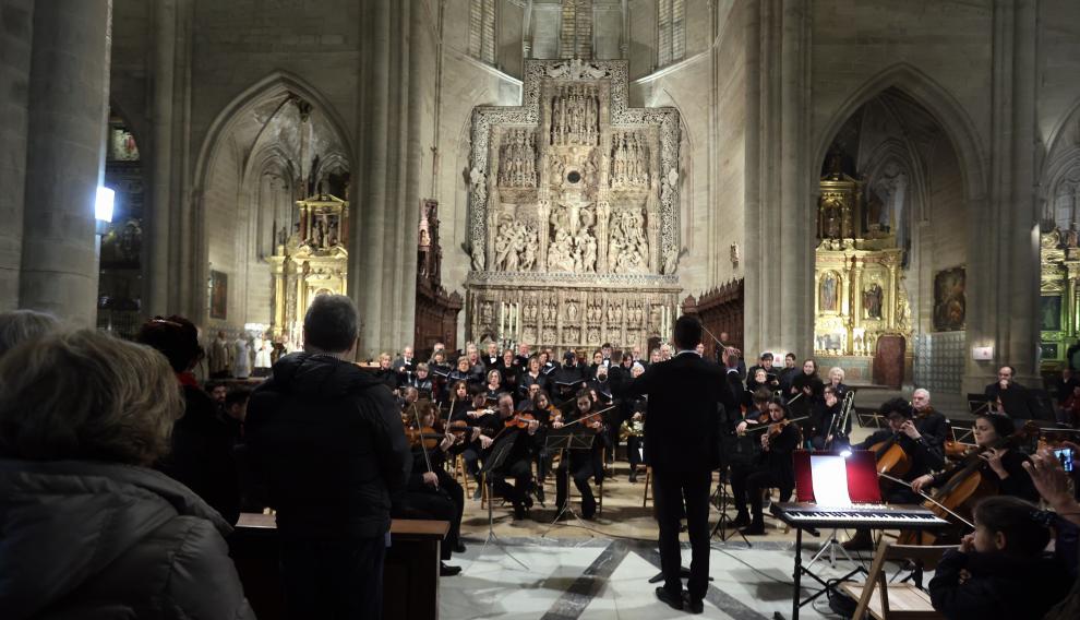 Coros y orquesta bajo la dirección de José Vicente Pardo.